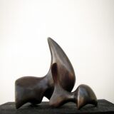 Mutter-Kind liegend  –  Dunkelpatinierte Bronze, H 9 cm