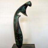 Schützend  –  Patinierte Bronze, H 26,5 cm